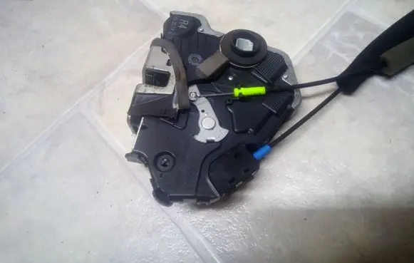 Lexus IS 220D-250-350 Front door lock 5L2014