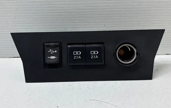 Toyota Highlander XU50 USB socket connector 553560E080 8553206010