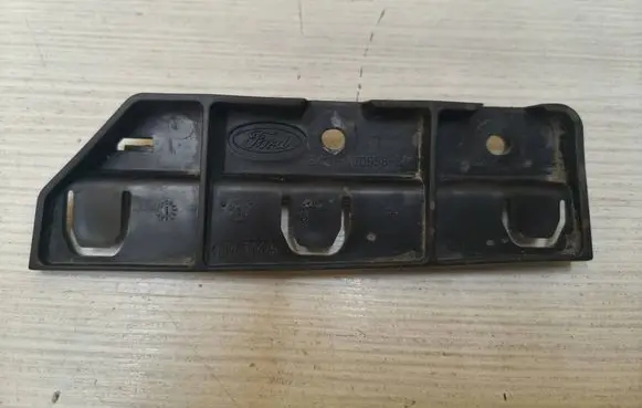 Front bumper mounting bracket