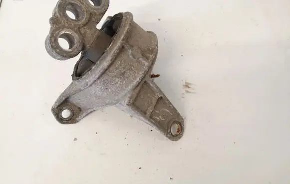 Opel Zafira A Engine mount bracket