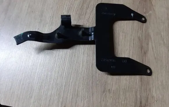 BMW M5 F90 Intercooler pipe mounting bracket 7856956