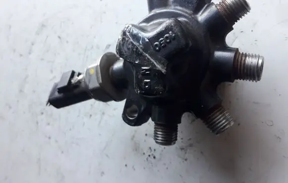 Renault Scenic II - Grand scenic II Fuel distributor R9144Z070A