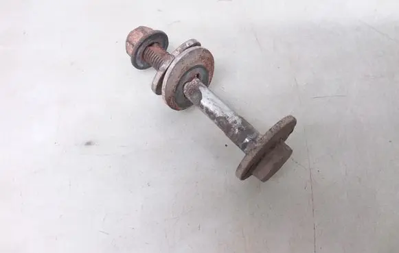 Volkswagen PASSAT B6 Rear suspension camber bolt 