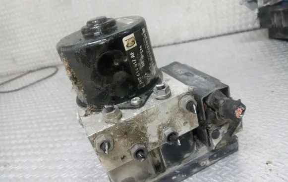Volkswagen Golf V ABS Pump 1K0614517AE 1K0907379AC