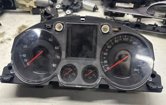 Speedometer (instrument cluster)