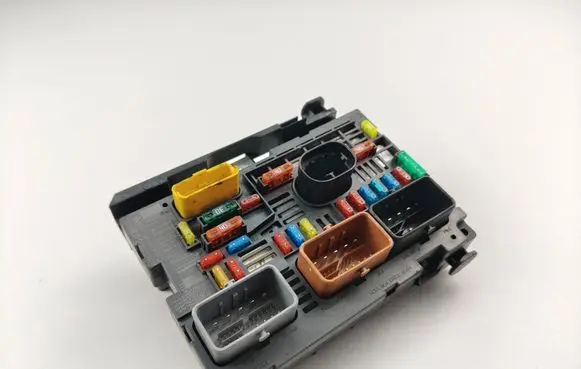 Citroen C5 Fuse module 9667044980