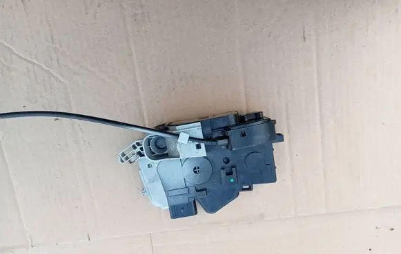 KIA Venga Front door lock 813101P060