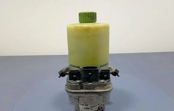 Skoda Fabia Mk2 (5J) Power steering pump 6R0423156