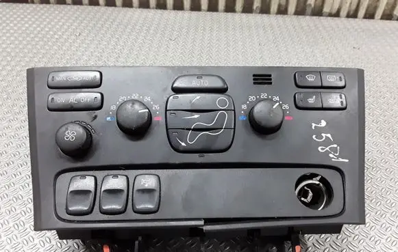 Volvo V70 Climate control unit 8691876