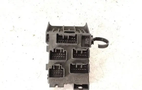 Toyota Avensis T250 Fuse module 8273405030
