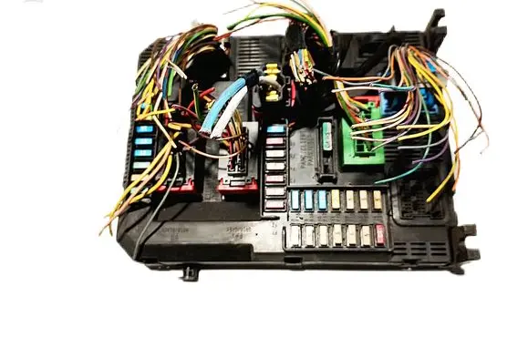 Peugeot 208 I Fuse module 9807531680