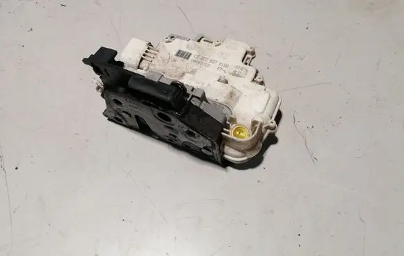 Volkswagen PASSAT B7 Front door lock 3C1837015A