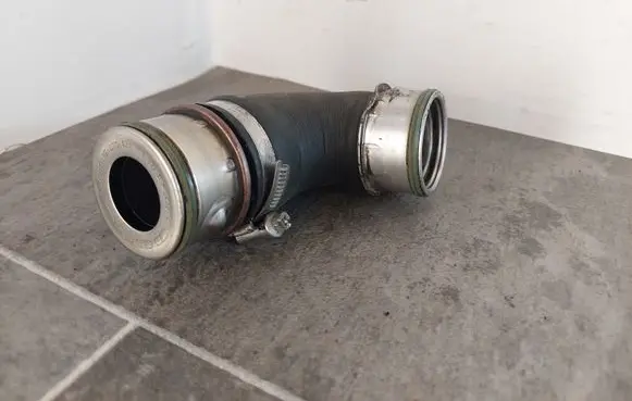 Volkswagen Golf V Intercooler hose/pipe 038131111B