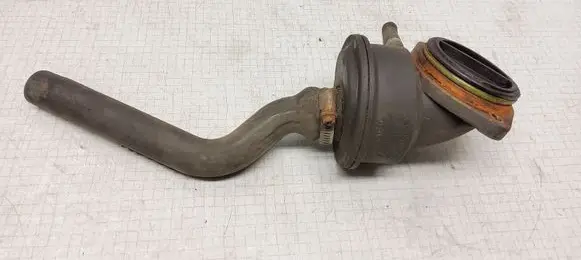 Volkswagen Golf III Vacuum pump 030103495B