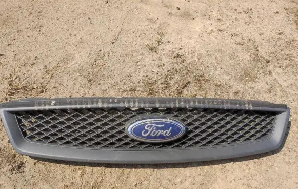 Ford Focus Front bumper upper radiator grill 4M518200