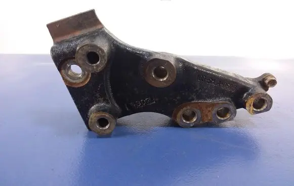 Engine mount vacuum valve