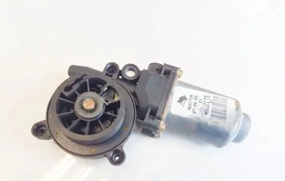Nissan Almera N16 Front door window regulator motor 400601t3