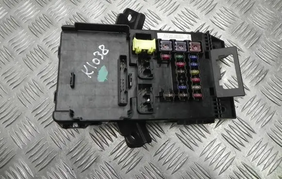Toyota Avensis T220 Fuse box set 8273005020 K1038