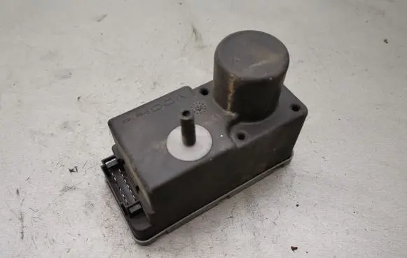 Volkswagen Golf III Central locking vacuum pump 1H0962257
