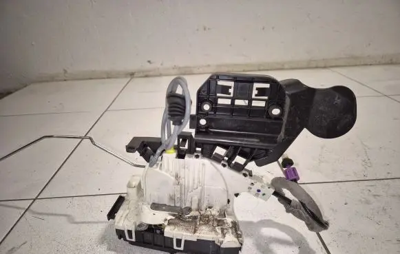 Mercedes-Benz ML W166 Front door lock A1667200635