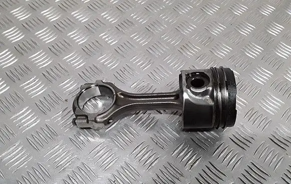 Mitsubishi Outlander Piston with connecting rod 