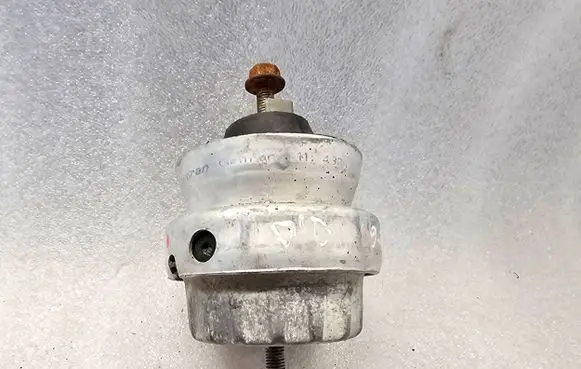 Engine mount bracket