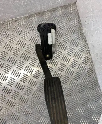 Volvo V70 Accelerator throttle pedal 30683516 6PV00853712