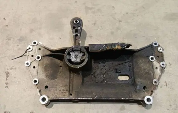Volkswagen Touran I Front subframe 