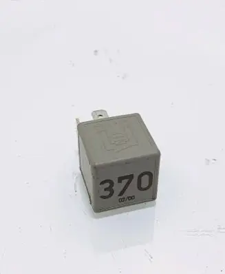 Volkswagen PASSAT B5 Other relay 8D0951253 370