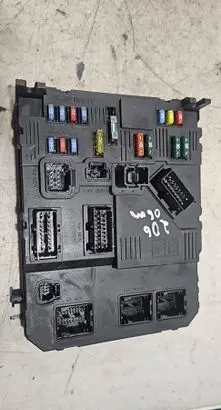Peugeot 206 Fuse module 9653667680 S118085220E BSIE0200