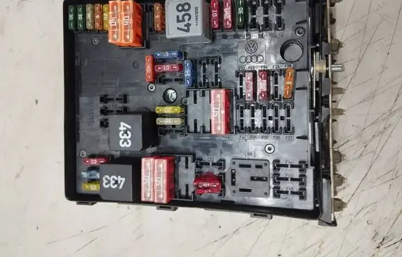 Volkswagen Touran I Fuse module 1K0937800G 0447103276 1K0937804B