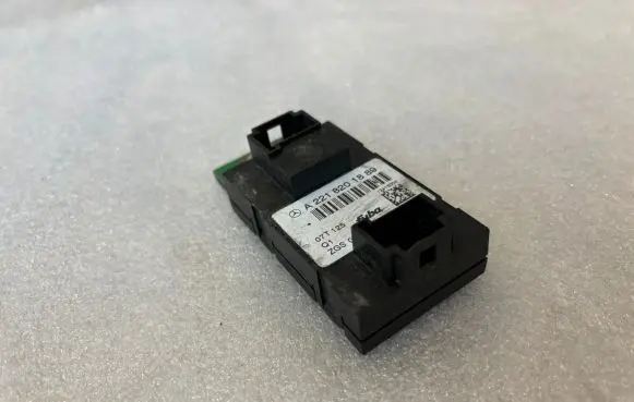 Mercedes-Benz S W221 Aerial antenna amplifier A2218201889 2218201889