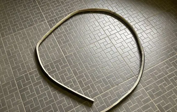 Rear door rubber seal (on body)