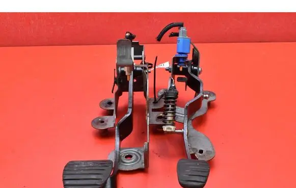 Accelerator throttle pedal