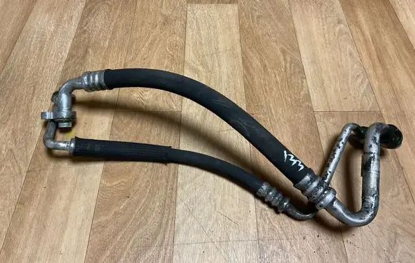 Opel Insignia A Air conditioning (A/C) pipe/hose 13220107 316137793