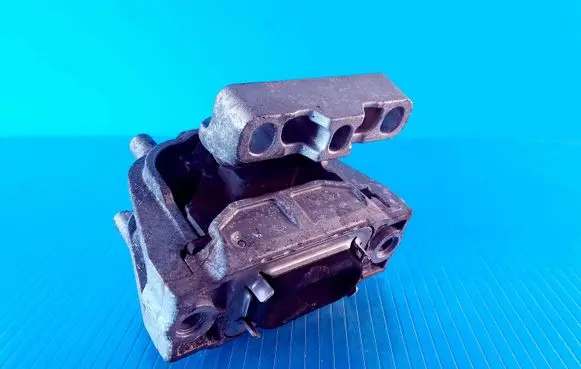 Volkswagen PASSAT B6 Engine mount bracket G2579100 HM3060M0