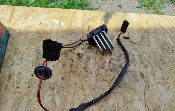 Saab 9-5 Heater blower motor/fan resistor 5468160 984130F03