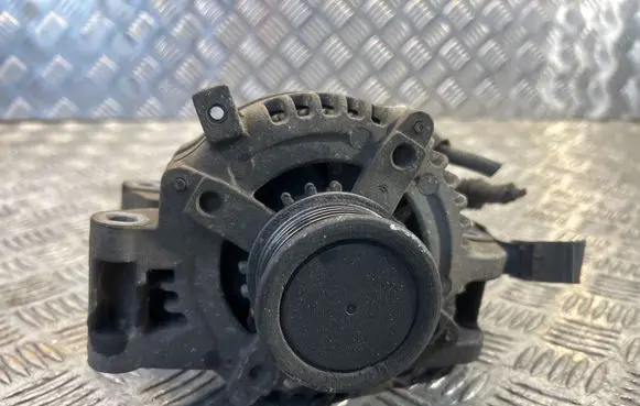 Toyota Avensis T270 Generator/alternator 31081 1042101882