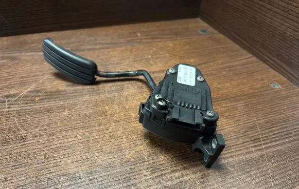Opel Vivaro Accelerator throttle pedal 7700313060 6PV00811914