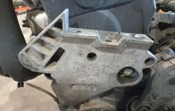 Skoda Octavia Mk2 (1Z) Engine mounting bracket 03G199207A