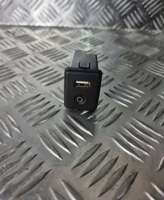 Opel Insignia A USB socket connector 13506014