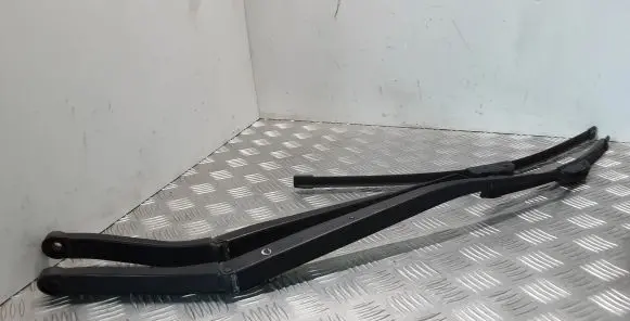 Renault Latitude (L70) Front wiper blade arm