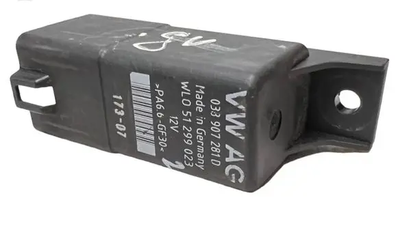 Volkswagen Golf V Glow plug pre-heat relay 038907281D 51299023