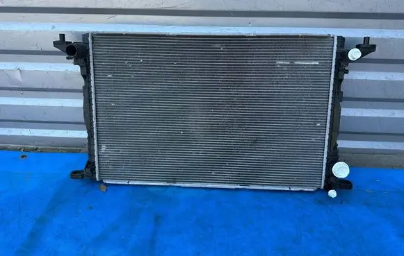 Audi Q7 4M Coolant radiator 8W0121251H 8W0121251