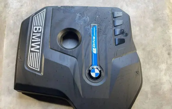 BMW 5 G30 G31 Engine cover (trim) 8657035