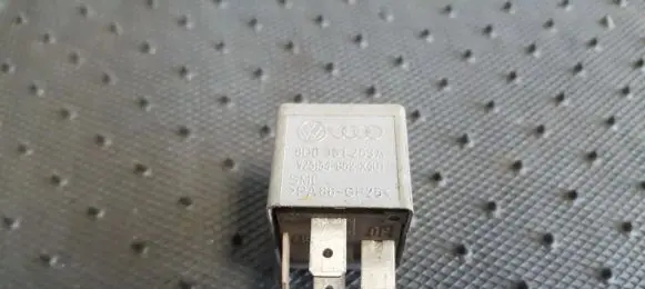 Volkswagen PASSAT B5.5 Other relay 8D0951253A V23134-B52-X301
