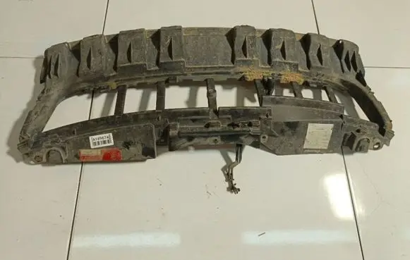 Volkswagen PASSAT B5 Front bumper mounting bracket 3B0807231