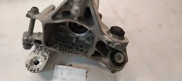 BMW X5 E53 Rear wheel hub 6876654
