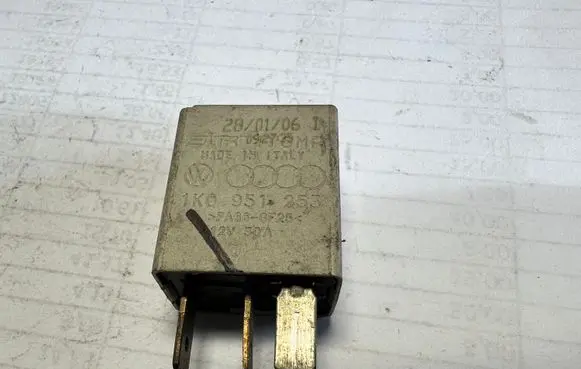 Volkswagen PASSAT B6 Other relay 1K0951253