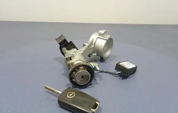Opel Astra J Ignition lock 20939745